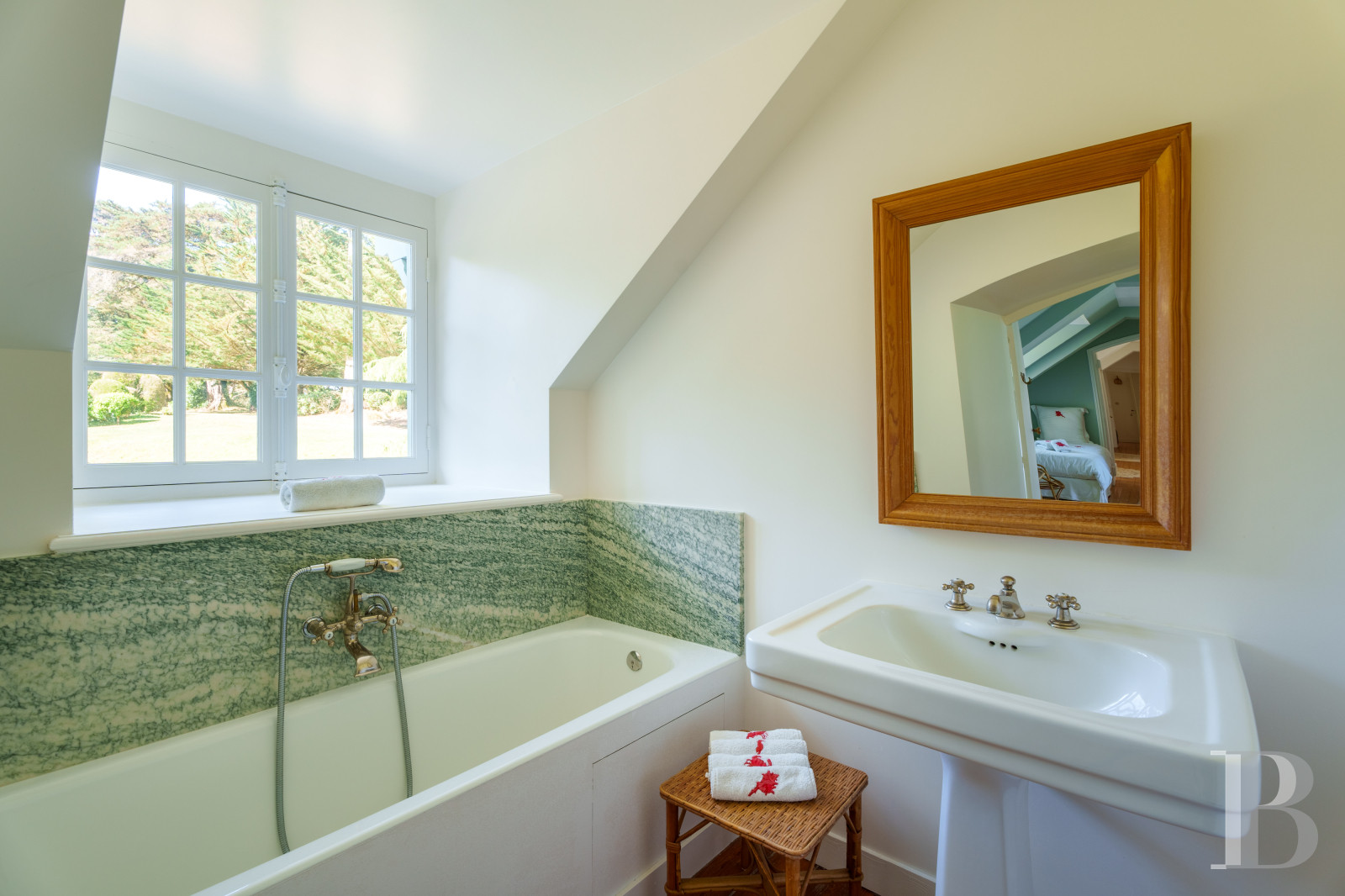 À Arradon, dans le golfe du Morbihan, une île privée de douze hectares et ses deux maisons - photo  n°22